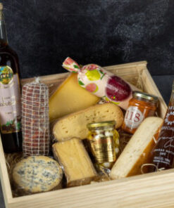 CESTA DE PRESENTE – 6 QUEIJOS + CHARCUTARIA + GOIABADA + MEL + PATE + LICOR DE JABUTICABA