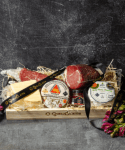 CESTA DE PRESENTE 3 QUEIJOS MEIA CURA + 2 CHARCUTARIAS + GELÉIA