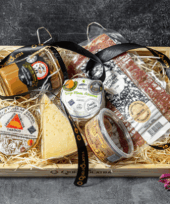 CESTA DE PRESENTE MINEIRA – 3 QUEIJOS + GOIABADA + DOCE DE LEITE + CHARCUTARIA